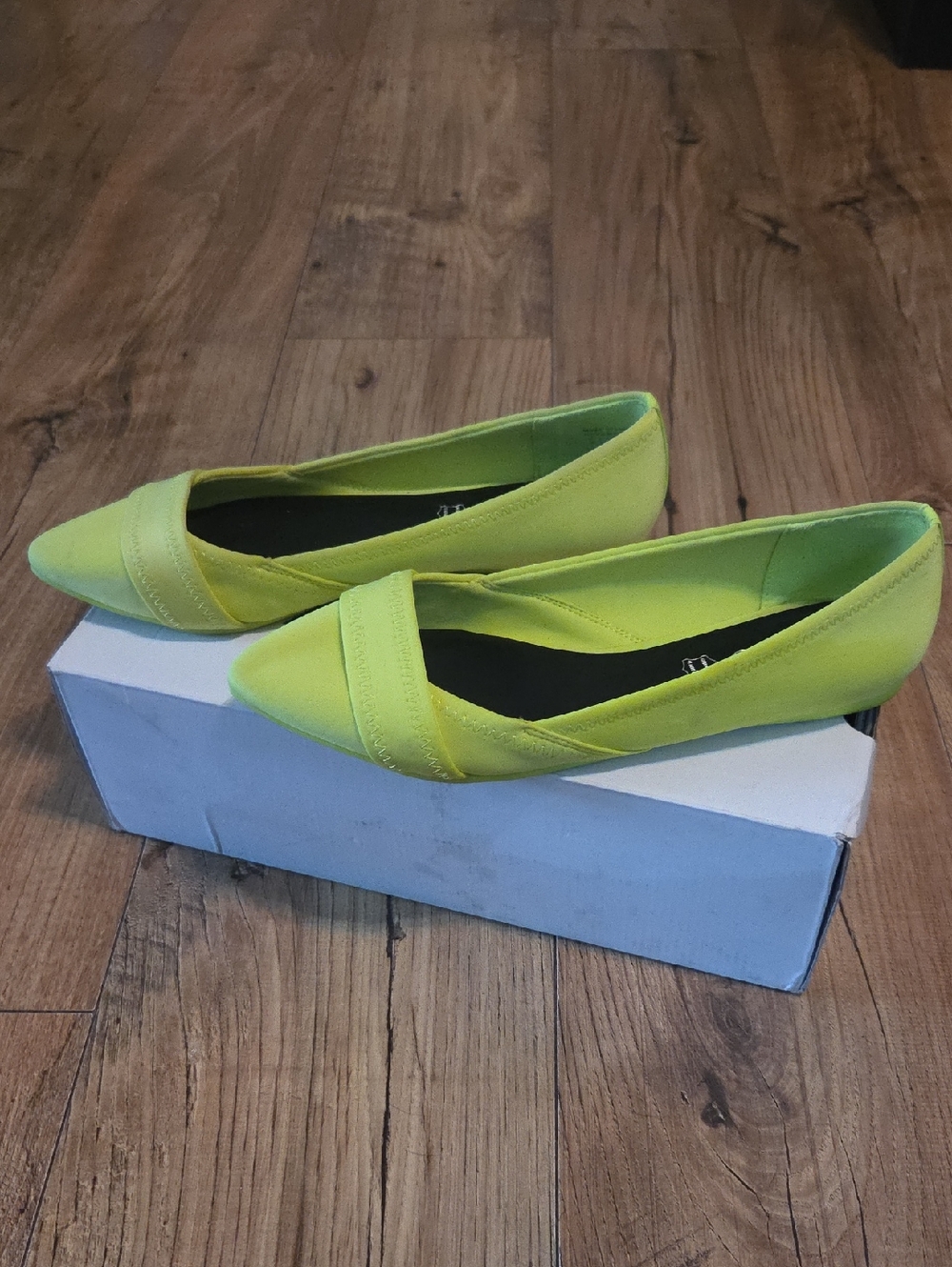 Lime Pointed-Toe Flat Ballet for Women - Picture 3 of 9